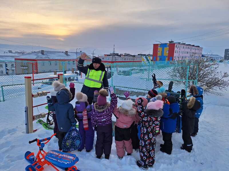 В Провидения Госавтоинспекторы провели профилактическое занятие «Стихийные горки» с дошкольниками