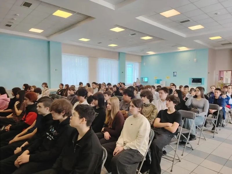 В Анадыре прошёл классный час о безопасности: школьникам рассказали, как вести себя в сети и в обществе
