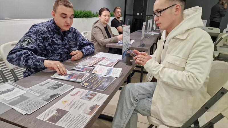 «Работа России. Время возможностей»: Росгвардия представила  ведомство на ярмарке вакансий на Чукотке