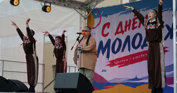 Молодёжь столицы Чукотки отметила праздник, несмотря на северный ветер