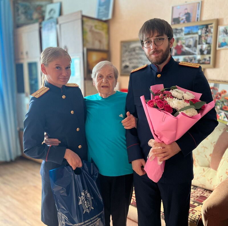 Сотрудники следственного управления поздравили ветерана Великой Отечественной войны, труженицу тыла с Международным днем пожилых людей