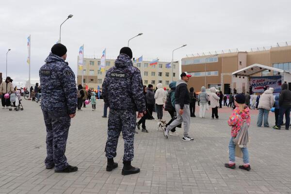 Под охраной Росгвардии и с благодарностью: День молодёжи на Чукотке прошёл безопасно