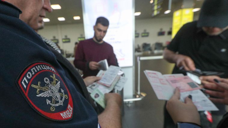 Ряд нарушений выявили полицейские Чукотки в результате проверки иностранцев
