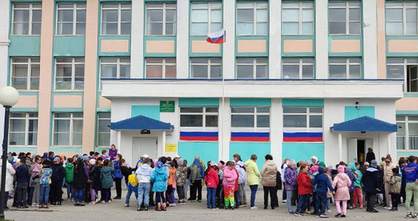 Церемониальную государственную символику приобретут для всех школ округа