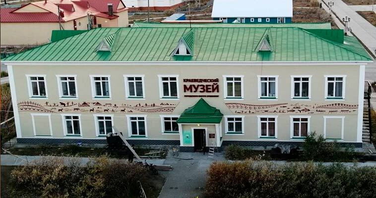 Гигантское панно появилось на здании музея в Эгвекиноте
