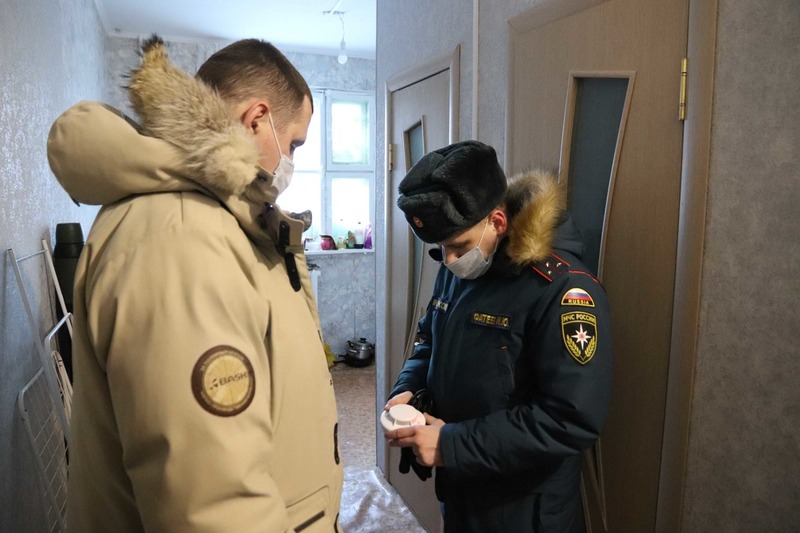 Многодетным семьям и жителям с ограниченными возможностями установят в квартирах дымовые пожарные извещатели