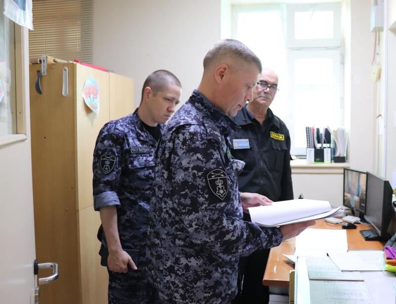На Чукотке росгвардейцы проверили готовность образовательных учреждений к новому учебному году