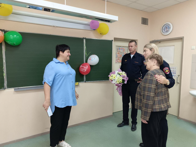 Госавтоинспекторы и общественники поздравили учителя накануне профессионального праздника