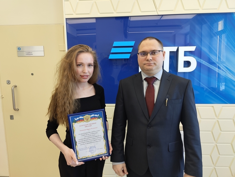 В Анадыре полицейские вручили благодарственное письмо бдительной сотруднице банка ВТБ