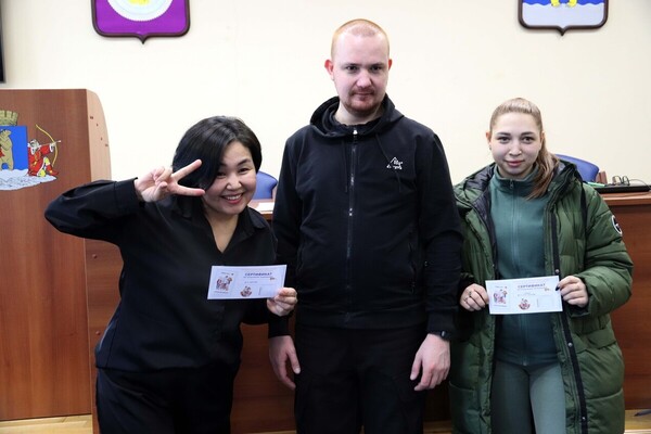 Победители главного розыгрыша викторины «Всей семьей» получили свои призы