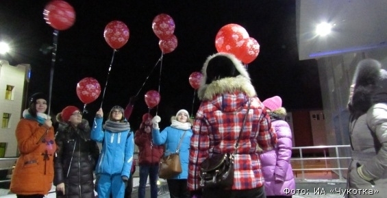 50 красных воздушных шаров взмыли в вечернее анадырское небо