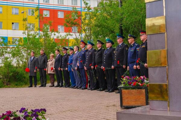 В Анадыре начальник регионального управления Росгвардии присоединился к церемонии памяти воинов-пограничников