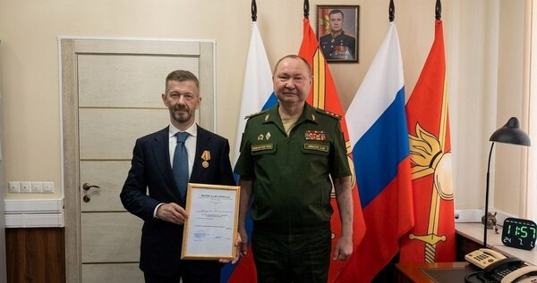Губернатор Чукотки получил награду за вклад в укрепление обороны РФ