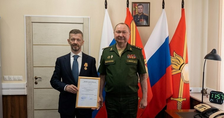 Губернатор Чукотки получил награду за вклад в укрепление обороны РФ