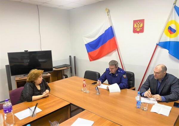 Прокурор региона Дмитрий Бурко, находясь с рабочей поездкой в Чаунском районе, провел личный прием граждан города Певек