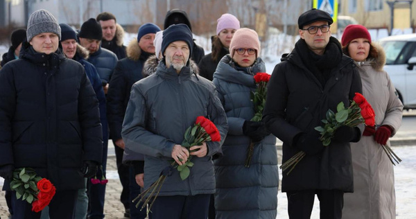 Посол Мексики начал визит в округ с возложения цветов к памятнику "Чукотка – фронту"
