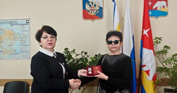 Родственникам погибшего бойца Никиты Лейвитеу вручили медаль "За отвагу" в Эгвекиноте
