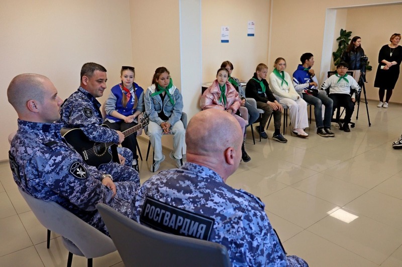 В Анадыре росгвардейцы - ветераны боевых действий встретились с детьми