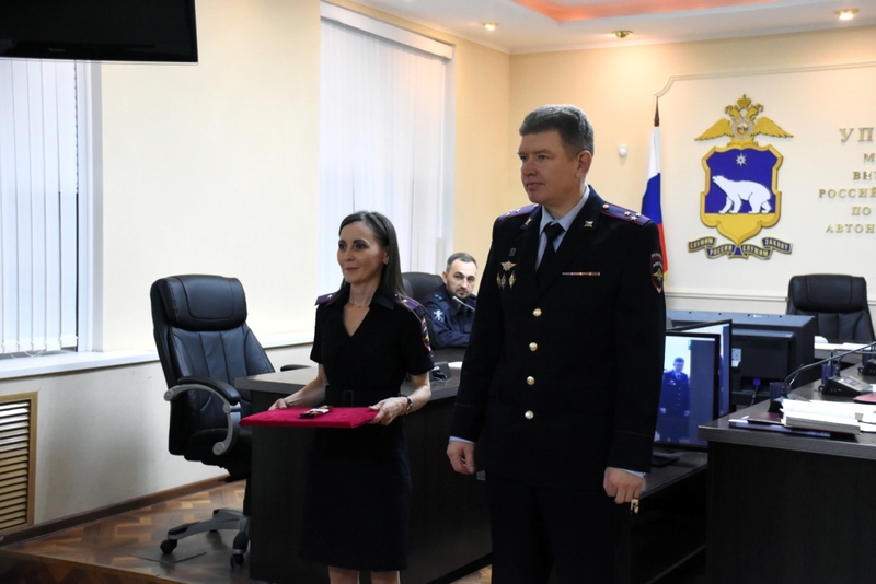 Временно исполняющий обязанности начальника УМВД России Чукотскому автономному округу полковник полиции Максим Данилов вручил погоны сотрудникам ОВД, получившим очередные специальные звания