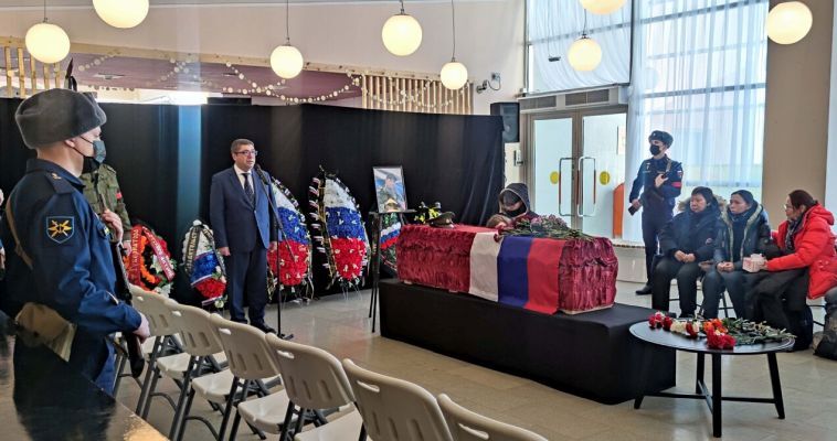 С погибшим в СВО рядовым простились в столице Чукотки