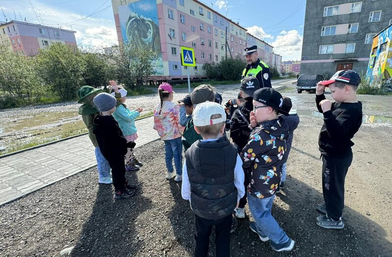 В Билибино сотрудники Госавтоинспекции провели познавательное занятие по ПДД в детском саду «Сказка»