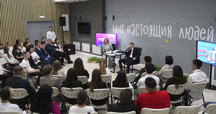 Губернатор стал первым гостем проекта "Классные встречи" на Чукотке