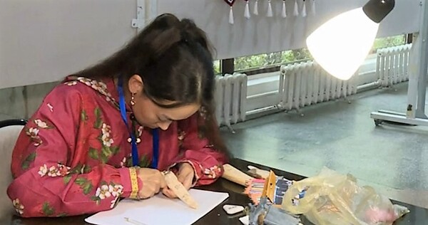 Чукотский косторез участвует в молодежных Дельфийских играх стран СНГ