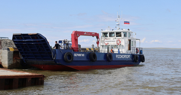 Плашкоут "Берингия" приступит к морским и речным грузоперевозкам на Чукотке