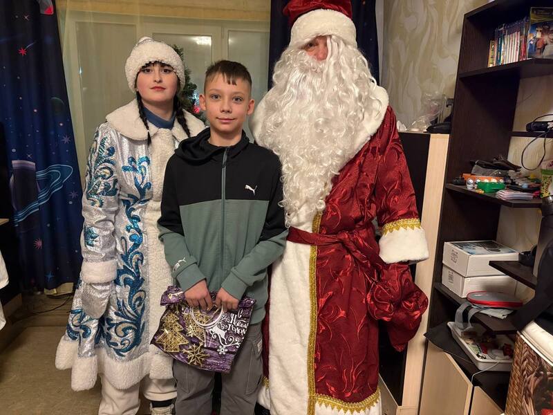 Начальник ОМВД России «Билибинский» Владислав Сырбыкай исполнил новогоднее желание юного жителя г. Билибино