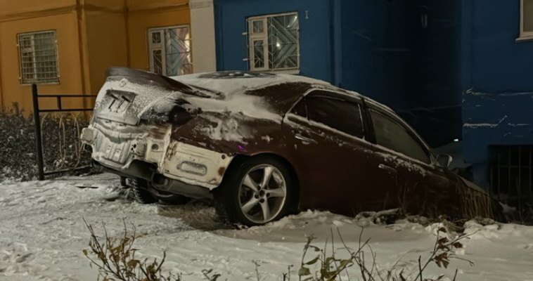 В Анадыре нетрезвый водитель перелетел тротуар при попытке скрыться от полиции