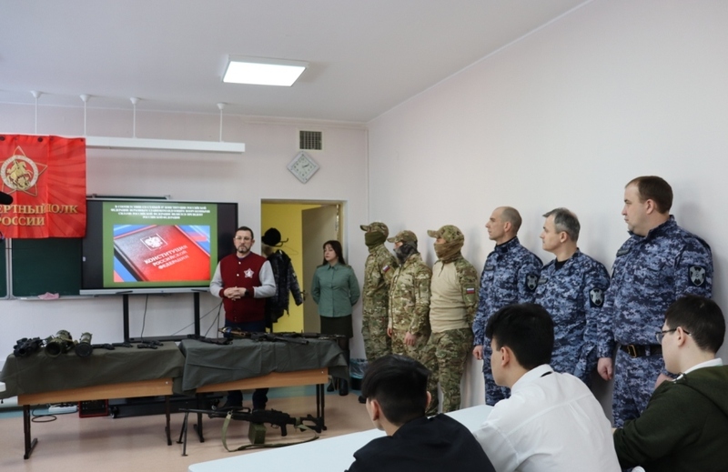 В Анадыре росгвардейцы приняли участие в круглом столе на тему «Есть такая профессия - Родину защищать!»