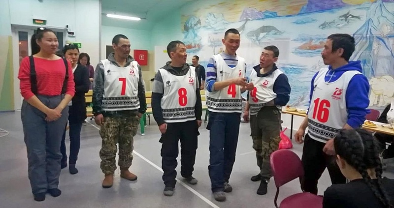 Подушки, броши и нерпичьи руковицы получили в подарок гонщики «Надежды»