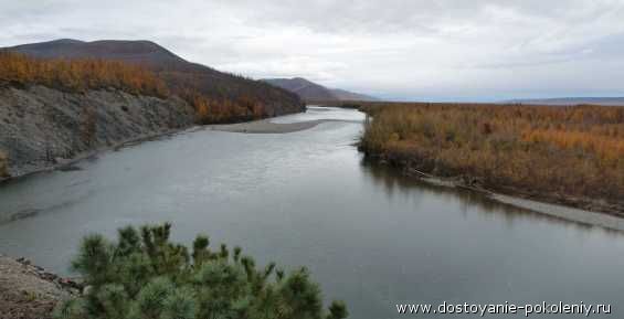 Семь человек перевернулись на лодке на реке Малый Анюй