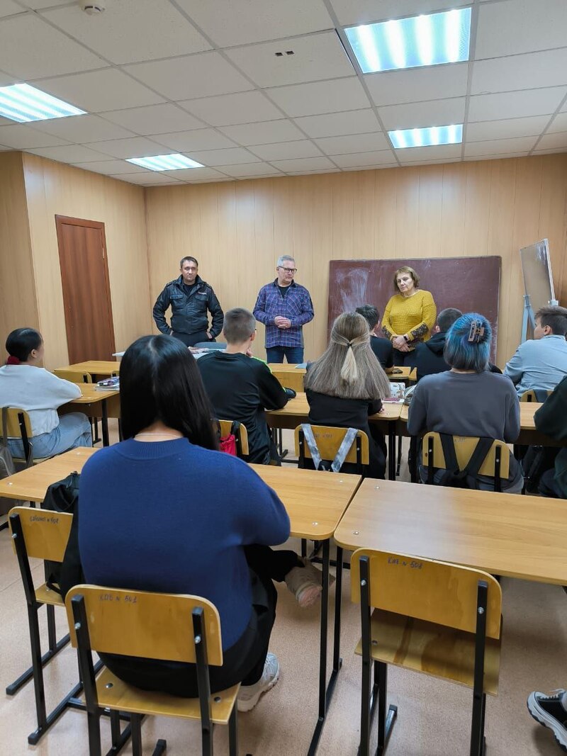 В Провидении полицейские и общественники провели профориентационный урок в местной школе для старшеклассников