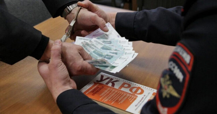 Директор учреждения в Билибино вымогал взятку у подчинённого