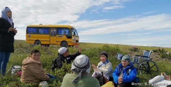 Пенсионеров Анадыря бесплатно возят в тундру за ягодами и грибами