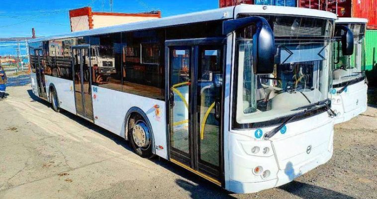 Жители Певека пересели на новые автобусы