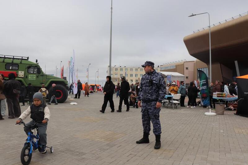 Чукотские росгвардейцы представили экипировку и обеспечили порядок в День города 