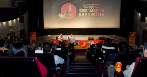 Кинофестиваль "Золотой Ворон" решили перенести на осень