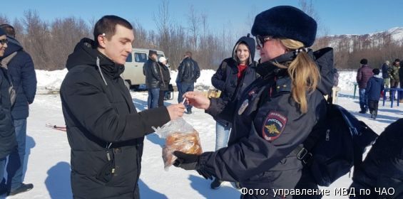 На Чукотке лейтенант полиции меняла пирожки на сигареты