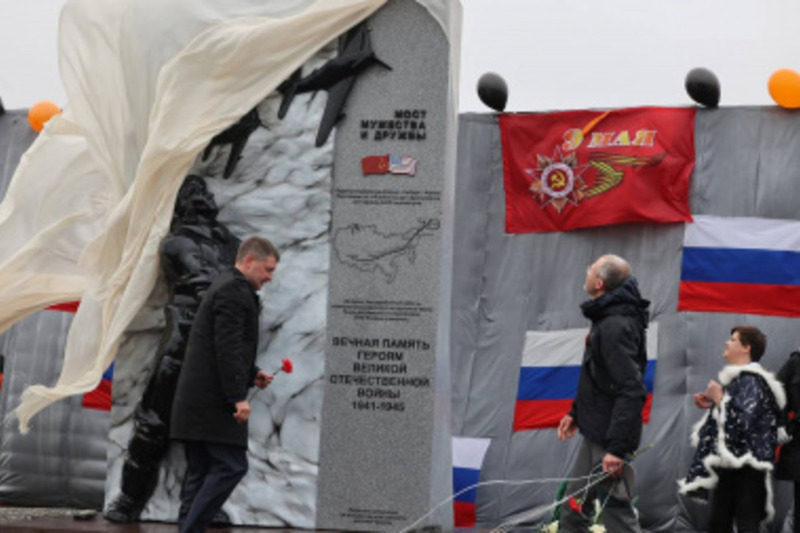 В Уэлькале установили памятник летчикам Алсиба