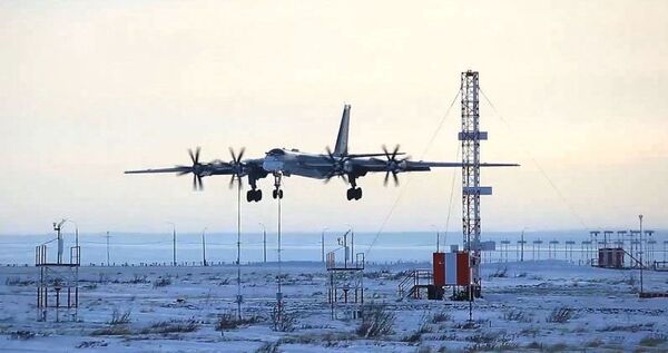 Стратегические ракетоносцы Ту-95 выполнили плановый полёт над Чукоткой