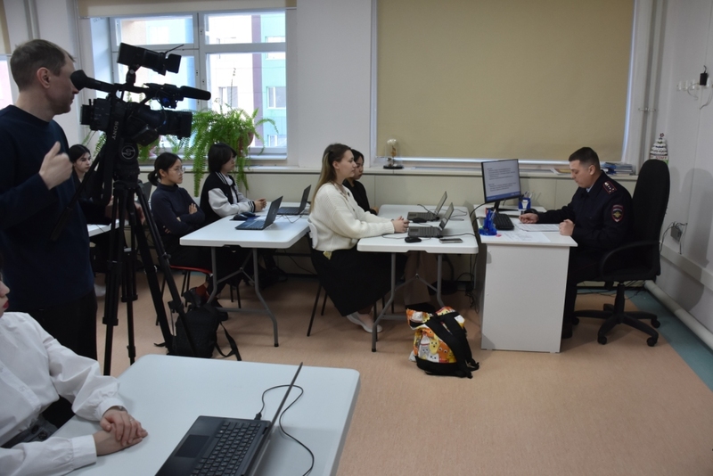 Сотрудники окружного Управления МВД России приняли участие в открытом уроке по кибербезопасности