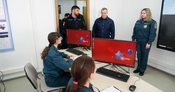 Юрий Трутнев посетил арктический спасательный центр и ПАТЭС в Певеке