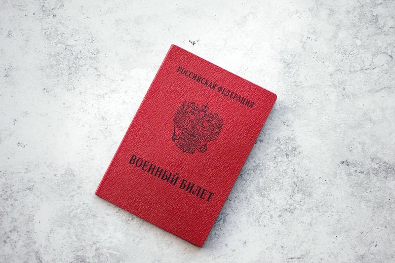 Военным пенсионерам, возобновившим службу, сохранят повышенные пенсии