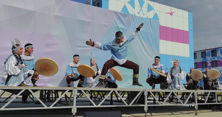 Танцами, ухой и соревнованиями отметили День коренных народов на Чукотке